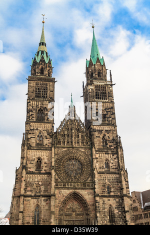 Facciata gotica della chiesa di San Lorenzo, Norimberga, Germania Foto Stock