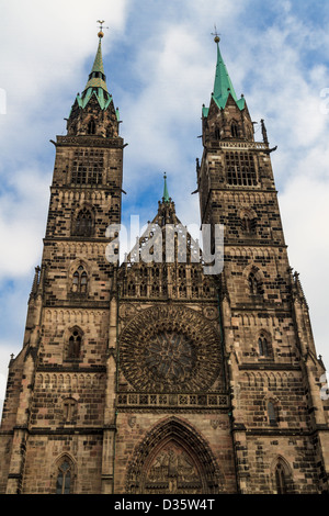 Facciata gotica della chiesa di San Lorenzo, Norimberga, Germania Foto Stock