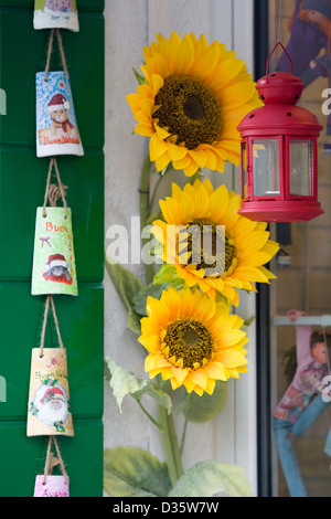 Girasoli artificiali e lampada in un negozio porta Foto Stock