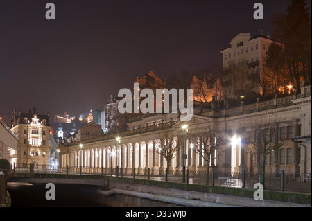 Notte Karlovy Vary cityscape con colonnato Mill e del fiume Tepla, Repubblica Ceca. Foto Stock