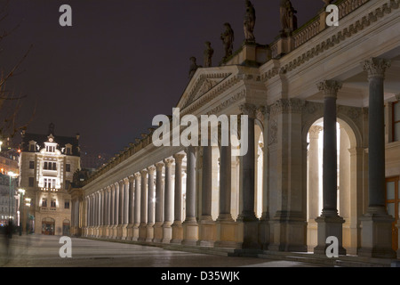 Notte Karlovy Vary cityscape con colonnato Mill, Repubblica Ceca. Foto Stock