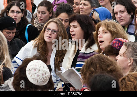 Gerusalemme, Israele. Xi Febbraio 2013. Anat Hofman (R), Direttore esecutivo delle donne della parete, conduce i membri nella preghiera e nel canto presso il Muro Occidentale, a dispetto delle sentenze vieta loro di pregare in modo degli ebrei ortodossi uomini. Le preghiere del mattino per celebrare il mese di Adar si sono svolte oggi le donne del lato del Kotel da donne del Muro, a dispetto delle sentenze vieta loro di pregare in maniera ortodossa di uomini. Credito: Nir Alon / Alamy Live News Foto Stock