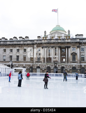 Pattinaggio presso la pista di pattinaggio temporanea al di fuori del Somerset House Foto Stock