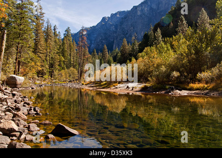 Autunno al fiume Merced nella Yosemite Valley, Yosemite National Park, California, Stati Uniti d'America, STATI UNITI D'AMERICA Foto Stock