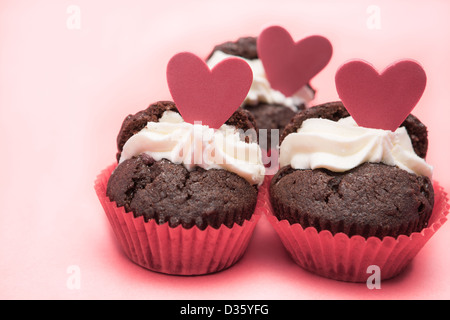 Tre cioccolato cupcake di San Valentino con decorazioni di cuore Foto Stock