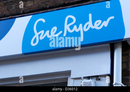 Segno su Sue Ryder carità shop. Foto Stock