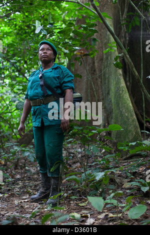 CONGO, 29 Settembre 2012: Sidone Aseme, una femmina ecoguard camerunese è in un bi-gruppo nazionale di ecoguards dal Camerun e Gabon patrol alla ricerca di prove della fauna selvatica di frodo. Foto Stock