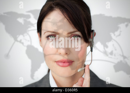 Ritratto di sorridere imprenditrice di indossare le cuffie Foto Stock