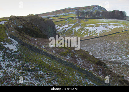 Sbucciare dirupi e acciaio Rigg, corso del Vallo di Adriano Northumbria England Regno Unito Gran Bretagna inverno Foto Stock