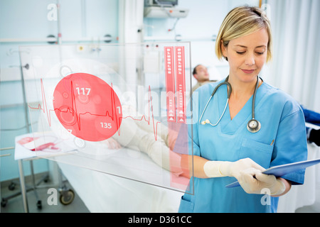 Consulenza infermiere tablet con schermo di visualizzazione ECG in primo piano Foto Stock
