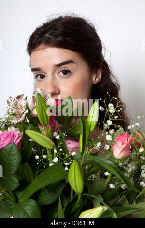 Gli occhi di donna al di sopra di Mazzo di fiori Foto Stock