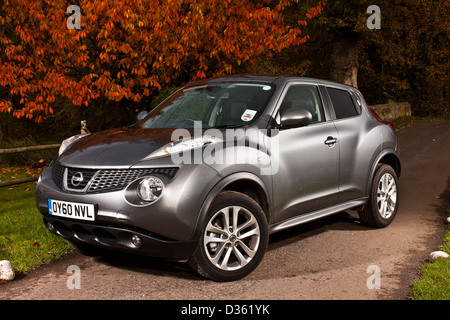 D'argento metallizzato Nissan Juke Mini SUV, parcheggiato in Southampton, Regno Unito, 1 11 2010 Foto Stock