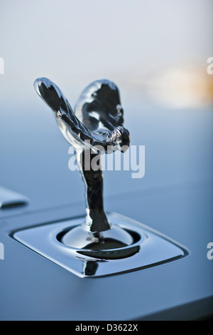 Spirito di ecstasy, ornamento del cofano sulla Rolls Royce Ghost berlina di lusso auto, Goodwood, REGNO UNITO, 15 04 2010 Foto Stock