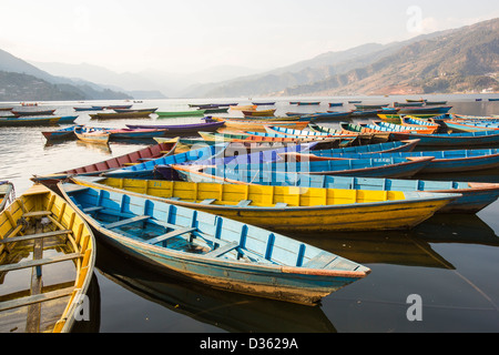 Barche a remi sul lago Phewa, Pokhara, Nepal Foto Stock