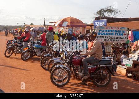 In Camerun, 2 ottobre 2012: moto taxi attendere per i passeggeri in una nuova piccola città nella foresta. Foto Stock