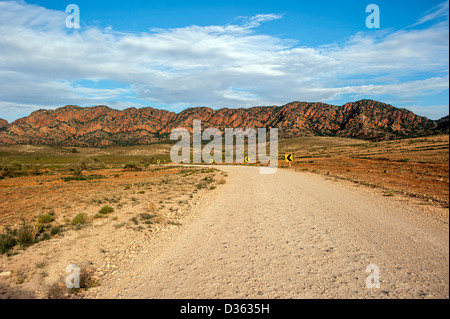 Un polveroso di strada sterrata curve a sinistra in Sud Australia del pittoresco Flinders Ranges. Foto Stock