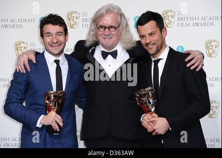 Londra, Regno Unito. Febbraio 10th, 2013. Bart Layton e Dimitri Doganis, vincitori del debutto in sospeso da uno scrittore britannico, Direttore o produttore award, posa con il presentatore Billy Connolly in sala stampa presso l'EE British Academy Film Awards presso la Royal Opera House il 10 febbraio 2013 a Londra, Inghilterra. Credito: London Entertainment/Alamy Live News Foto Stock