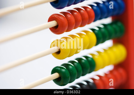 Vista ravvicinata di un colorato giocattolo educativo: abacus Foto Stock