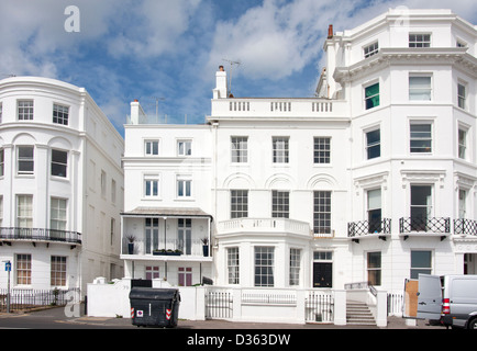 Bianco in stile regency architettura sul lungomare di Brighton, Inghilterra Foto Stock