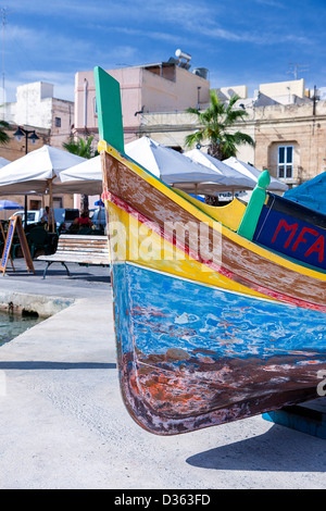 Uno dei dipinti dai colori vivaci di barche da pesca a Marsaloxx, Malta è in fase di ristrutturazione e riverniciatura. Foto Stock