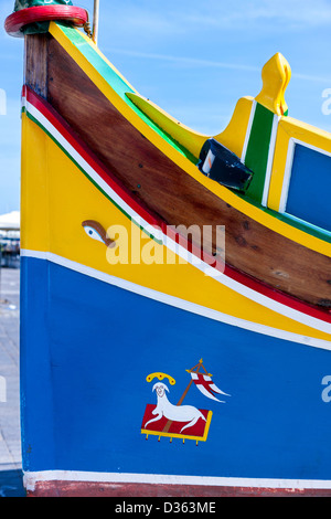 Uno dei dipinti dai colori vivaci di barche da pesca a porto Marsaloxx sull isola di Malta. Foto Stock