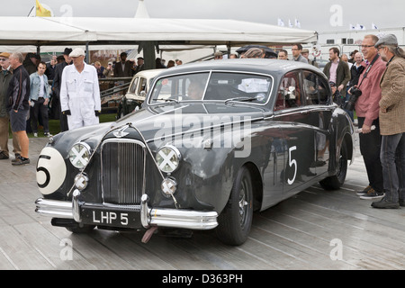 1951 Jaguar Mk VII nel paddock per la St Mary's Trophy gara al 2012 Goodwood, Sussex, Regno Unito. Foto Stock