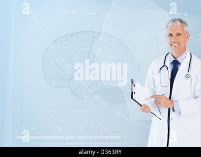 Ritratto di senior medico utilizzando gli appunti Foto Stock