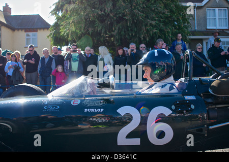 Damon Hill comanda un vecchio BRM auto di Formula Uno dagli anni sessanta durante la BRM cinquantesimo anniversario della Bourne, Lincolnshire Foto Stock