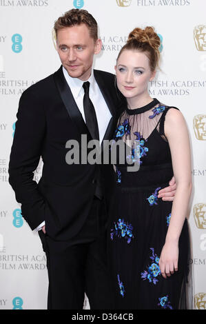 Londra, Regno Unito. Febbraio 10th, 2013. Tom Hiddleston e Saoirse Ronan pone nella sala stampa della EE British Academy Film Awards 2013 presso la Royal Opera House il 10 febbraio 2013 a Londra, Inghilterra. Credito: London Entertainment/Alamy Live News Foto Stock