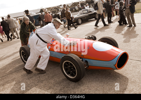 Chichester Cup concorrente, 1959 Sadler-BMC, è spostabile attraverso il paddock al 2012 Goodwood, Sussex, Regno Unito. Foto Stock