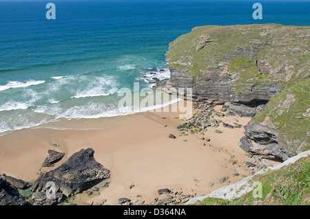 Deserta idilliaca baia sabbiosa in corrispondenza dello stelo Cove, vicino Mawgan Porth su Cornwall costa a nord di Foto Stock