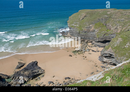 Deserta idilliaca baia sabbiosa in corrispondenza dello stelo Cove, vicino Mawgan Porth su Cornwall costa a nord di Foto Stock