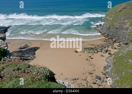 Deserta idilliaca baia sabbiosa in corrispondenza dello stelo Cove, vicino Mawgan Porth su Cornwall costa a nord di Foto Stock