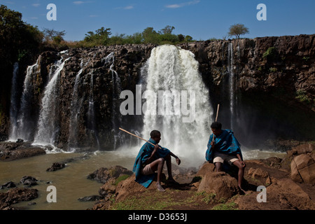 La popolazione locale, Blue Nile Falls, Bahir Dar, Etiopia Foto Stock