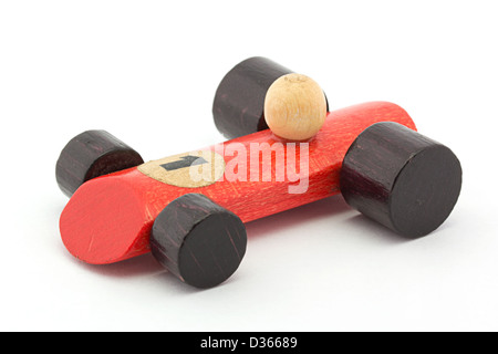 Piccolo rosso giocattolo di legno auto racing su bianco Foto Stock