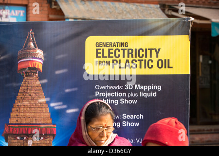 Una macchina utilizzata per la rotazione di materiale plastico in olio, per generare energia elettrica è dimostrato alla folla in Kathmandu, Nepal. Foto Stock