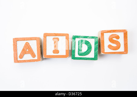 I blocchi di legno compitazione aids in verde e in arancione Foto Stock