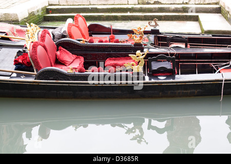 Gondola tradizionali a fondo piatto veneziano barca a remi lungo il Canal Grande a Venezia Italia Foto Stock