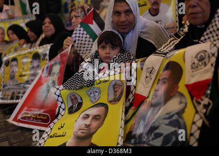 Febbraio 11, 2013 - Gaza City, nella Striscia di Gaza, Territori Palestinesi - le donne palestinesi tenere le foto dei prigionieri detenuti nelle prigioni israeliane durante una manifestazione di protesta per chiedere la liberazione di prigionieri palestinesi dalle carceri israeliane di fronte all'ufficio della Croce Rossa di Gaza City, 11 febbraio, 2013 (credito Immagine: © Ashraf Amra/immagini APA/ZUMAPRESS.com) Foto Stock