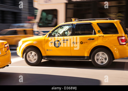 NYC giallo taxi dotato delle più recenti ' lettera T' logo Foto Stock