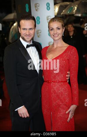 Attori Rafe Spall e moglie Elize du Toit arrivano all'EE British Academy Film Awards presso la Royal Opera House di Londra, Inghilterra, il 10 febbraio 2013. Foto: Hubert Boesl Foto Stock