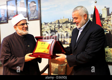 Febbraio 11, 2013 - Gaza City, nella Striscia di Gaza, Territori palestinesi - il Primo Ministro palestinese nella striscia di Gaza Ismail Haniyeh incontra il Segretario generale del Consiglio europeo per la fatwa, Sheikh Saif Halawa, durante la visita della delegazione irlandese di Gaza City il 11 febbraio, 2013 (credito Immagine: © Ahmed Shaat/immagini APA/ZUMAPRESS.com) Foto Stock