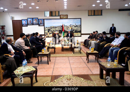 Febbraio 11, 2013 - Gaza City, nella Striscia di Gaza, Territori palestinesi - il Primo Ministro palestinese nella striscia di Gaza Ismail Haniyeh parla con il Segretario generale del Consiglio europeo per la fatwa, Sheikh Saif Halawa, durante la visita della delegazione irlandese di Gaza City il 11 febbraio, 2013 (credito Immagine: © Ahmed Shaat/immagini APA/ZUMAPRESS.com) Foto Stock