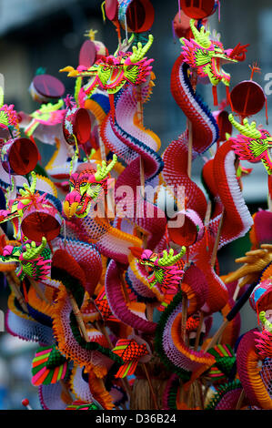 Bangkok, Thailandia Xi Febbraio 2013. colorato dragons vengano venduti al nuovo anno cinese festival, Bangkok Credito: Kraig Lieb / Alamy Live News Foto Stock