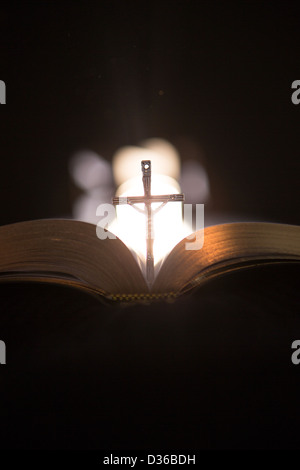 Crocifisso nel mezzo della bibbia Foto Stock