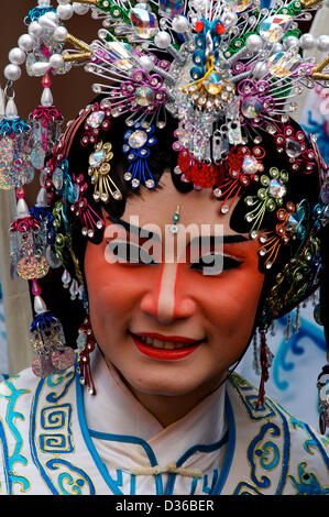 Bangkok, Tailandia. Xi Febbraio 2013. Ritratto di un cinese tradizionale opera performer, Nuovo Anno Cinese festival, Chinatown, Bangkok. Credito: Kraig Lieb / Alamy Live News Foto Stock