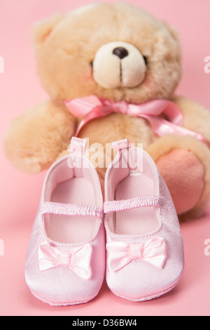 Rosa baby stivaletti e orsacchiotto Foto Stock