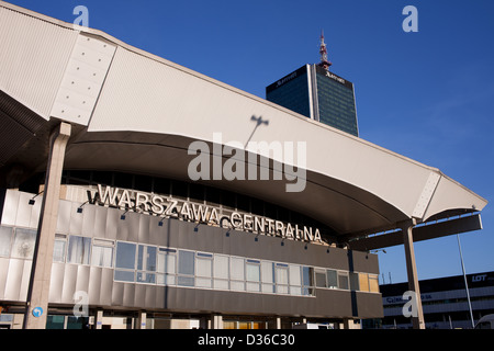 La stazione ferroviaria centrale nel centro della città di Varsavia, Polonia. Foto Stock