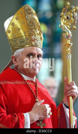 (Dpa) - Joseph Ratzinger, cardinale tedesco presso il Vaticano e confidente del papa, detiene un servizio divino nella cattedrale di Monaco, 19 maggio 2002. Questo anno Ratzinger celebra il suo 25-anno Giubileo come Vescovo di Monaco di Baviera, avendo assunto ufficio il 28 maggio 1977. Solo quattro settimane più tardi fu ammesso al collegio dei cardinali e nel 1981 è stato nominato Prefetto della Congregazione da parte di Papa Giovanni Paolo II. Foto Stock