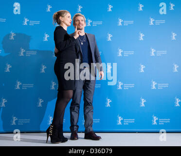 Francese-nato attrice Julie Delpy e attore statunitense Ethan Hawke pongono a photocall per 'prima di mezzanotte' durante la 63a edizione annuale Festival Internazionale del Cinema di Berlino, Berlino, Germania, 11 febbraio 2013. Il film è presentato in concorso alla Berlinale. Foto: Kay Nietfeld dpa/Alamy Live News Foto Stock